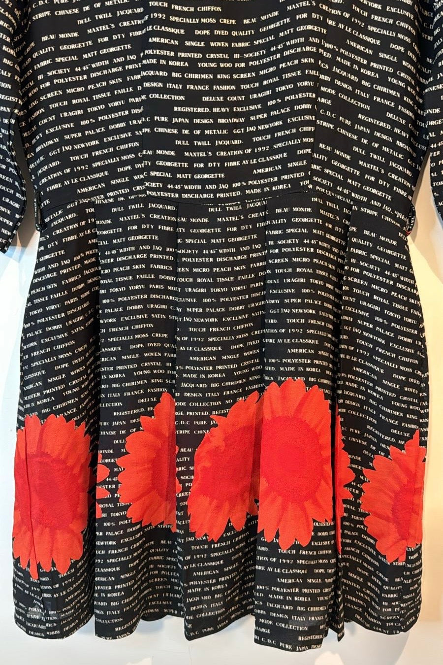 שמלת וינטג' כיתוב לבן פרחים גדולים