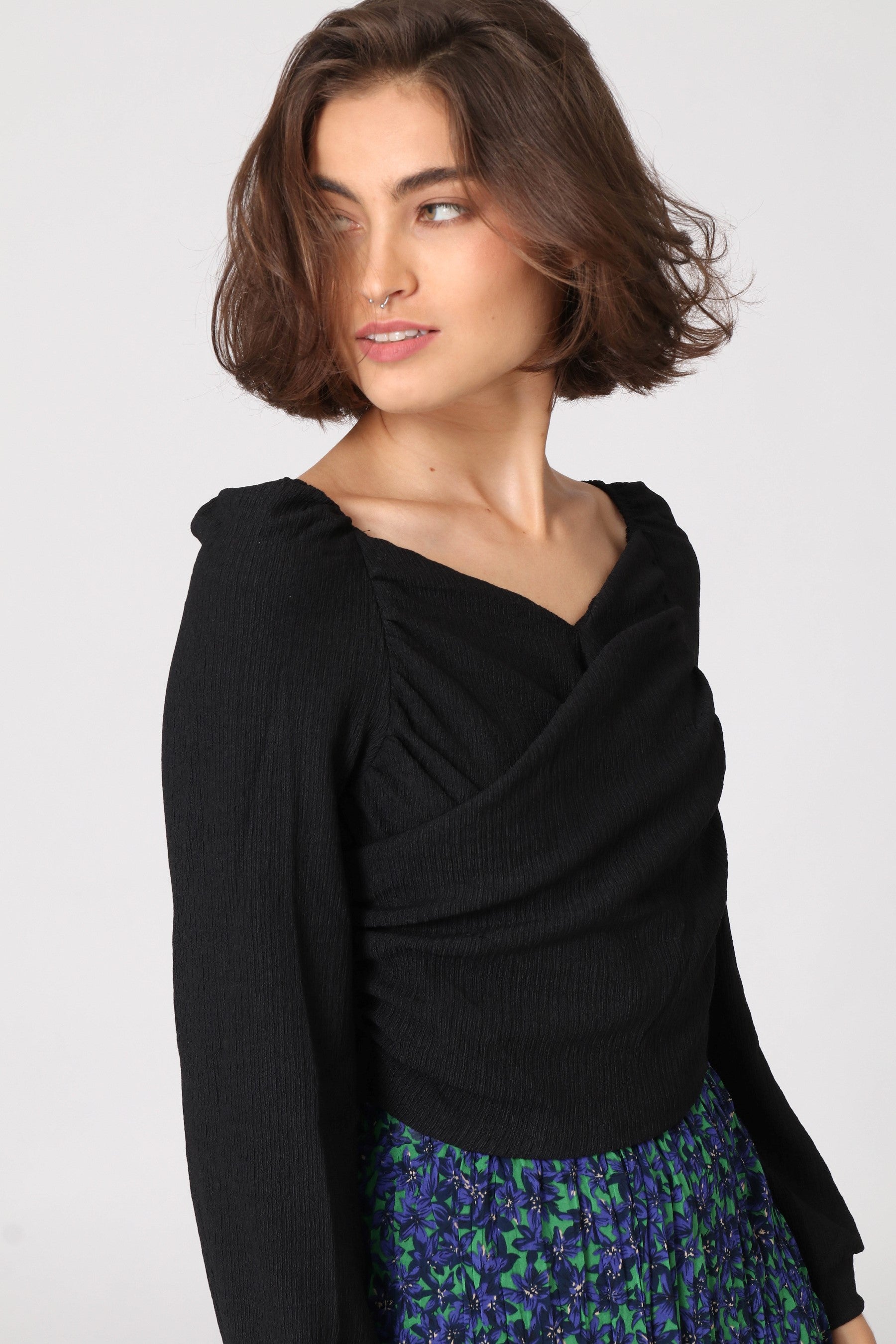 חולצת הצלבה וכתפיים