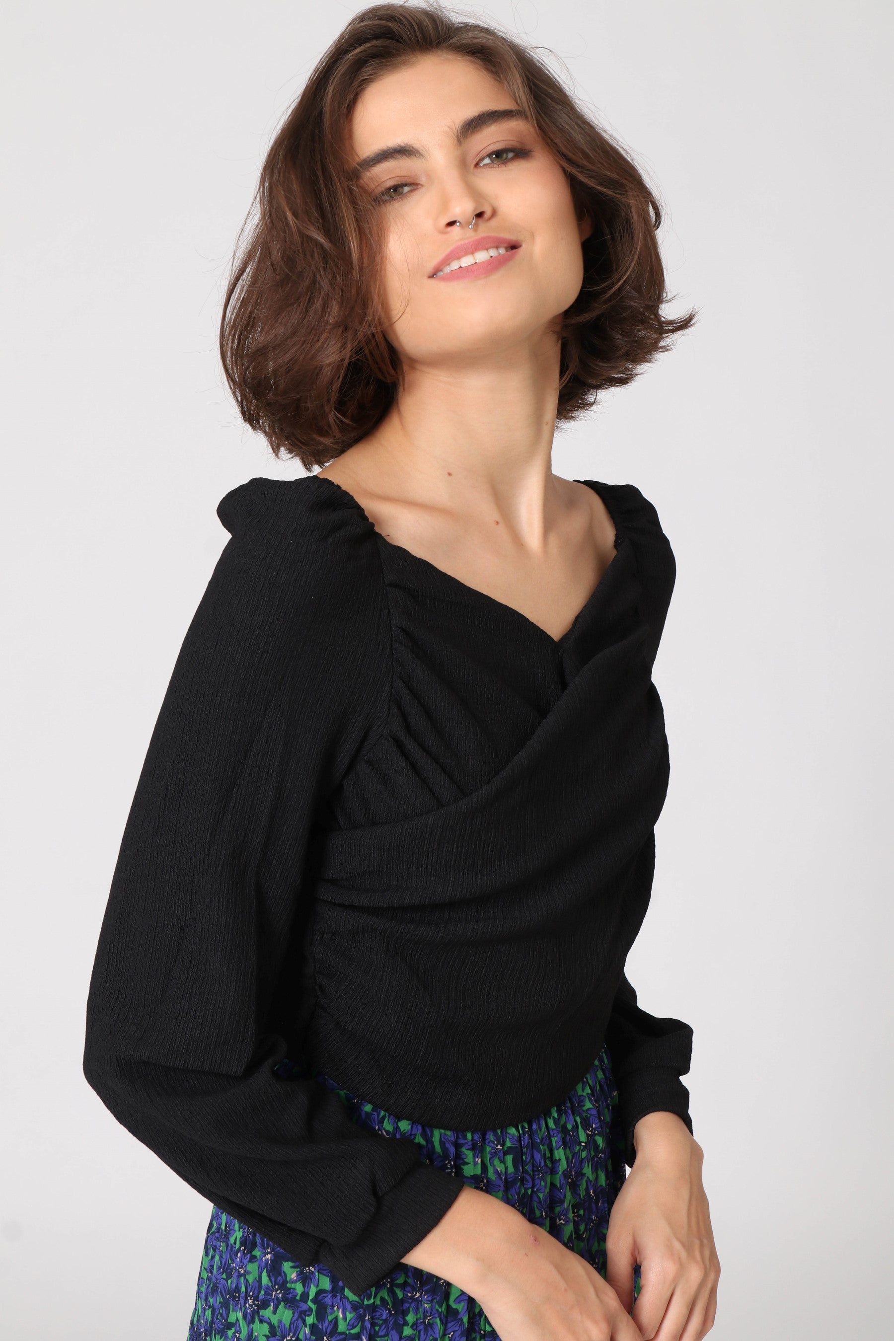 חולצת הצלבה וכתפיים