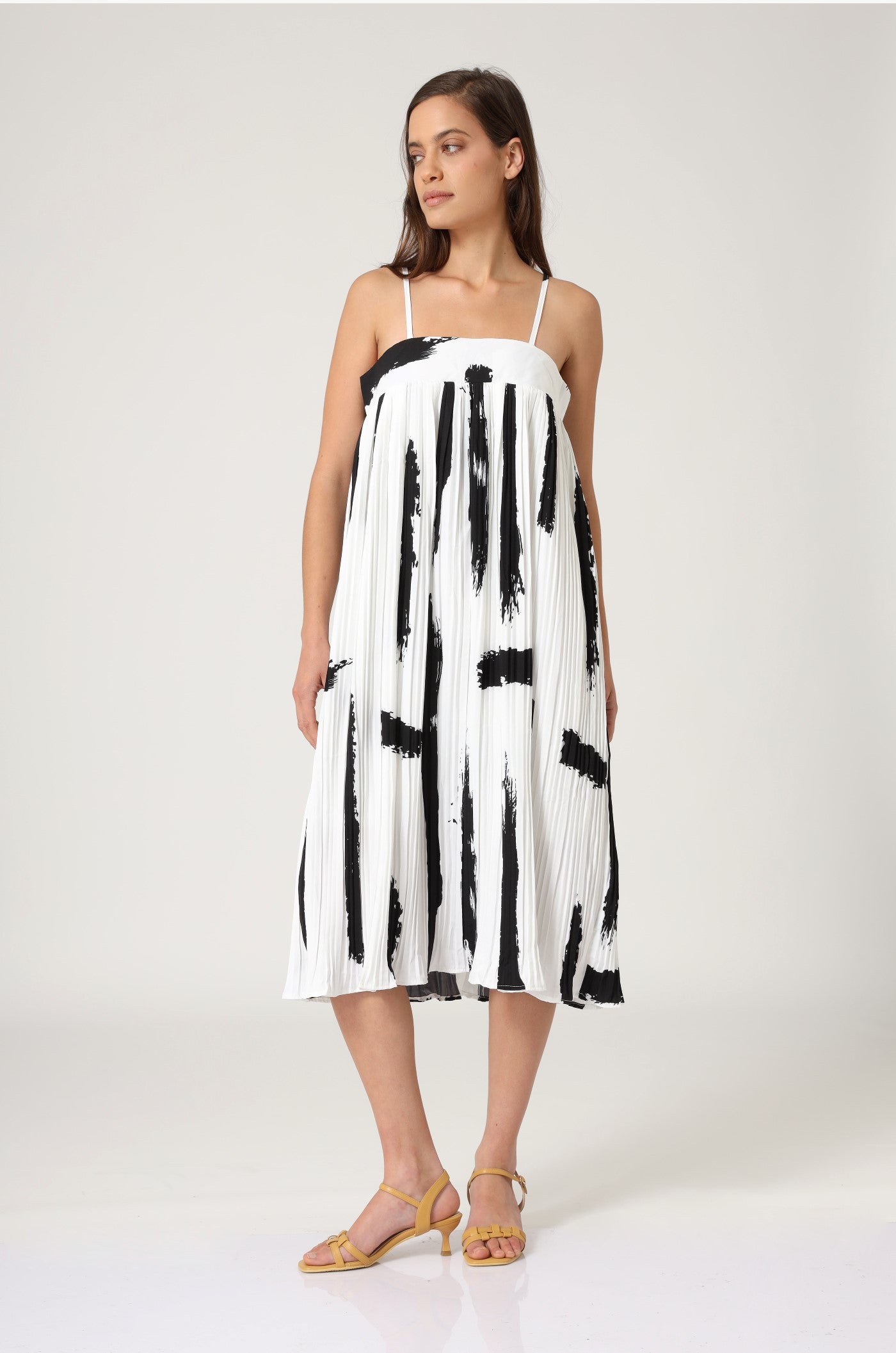 שמלת שחור פליסה על לבן