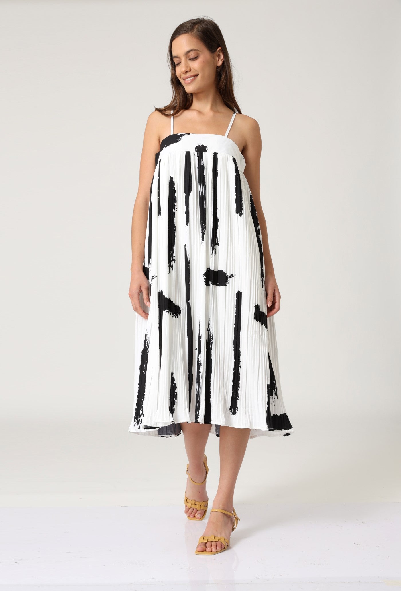 שמלת שחור פליסה על לבן