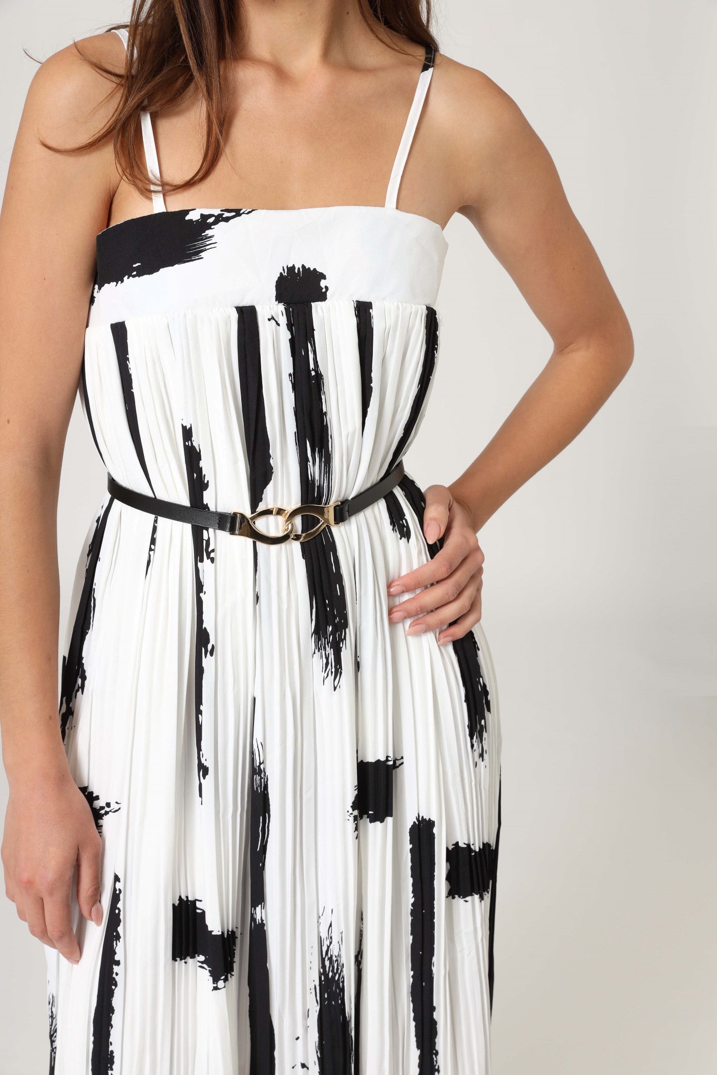 שמלת שחור פליסה על לבן