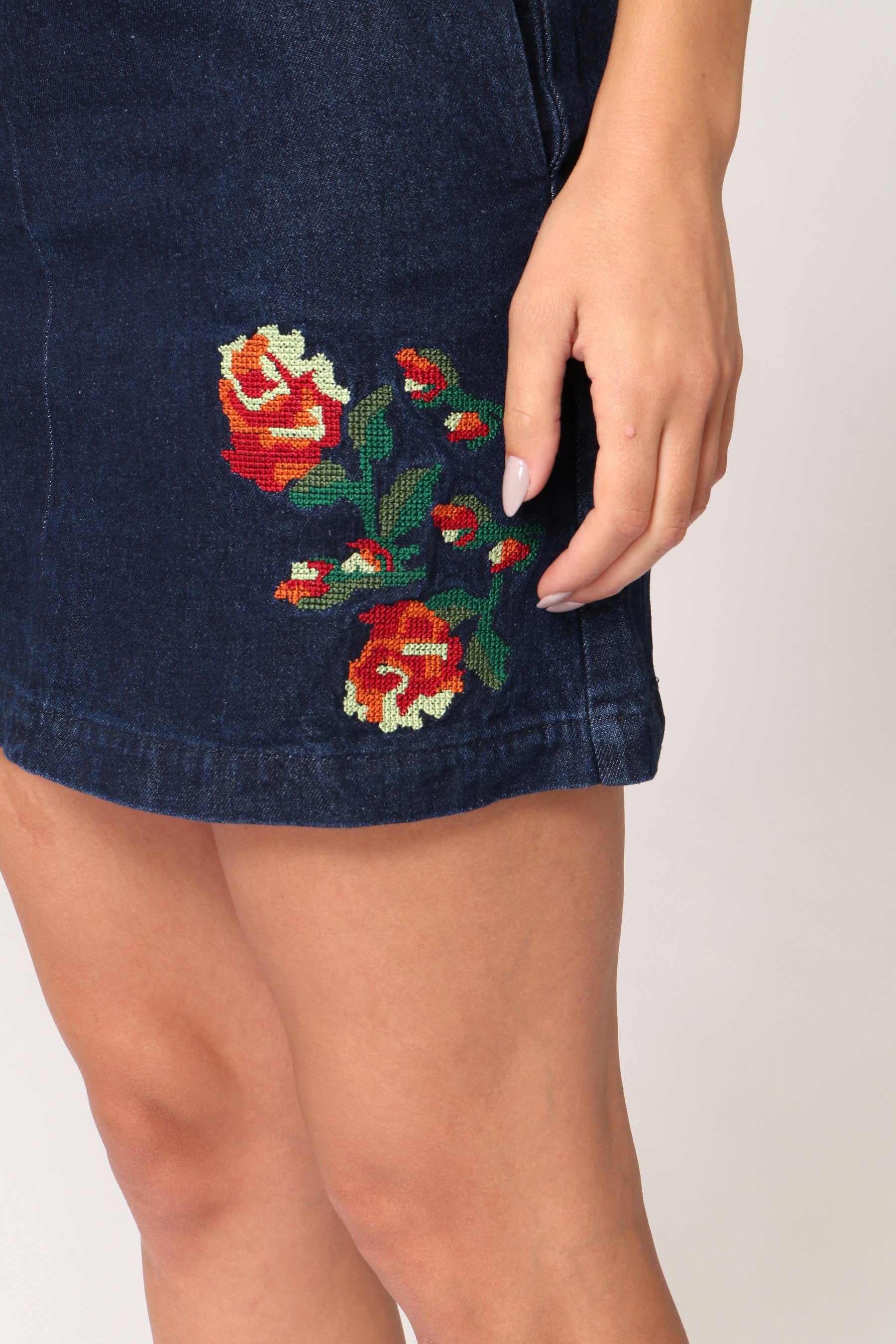 חצאית רקמת ורדים
