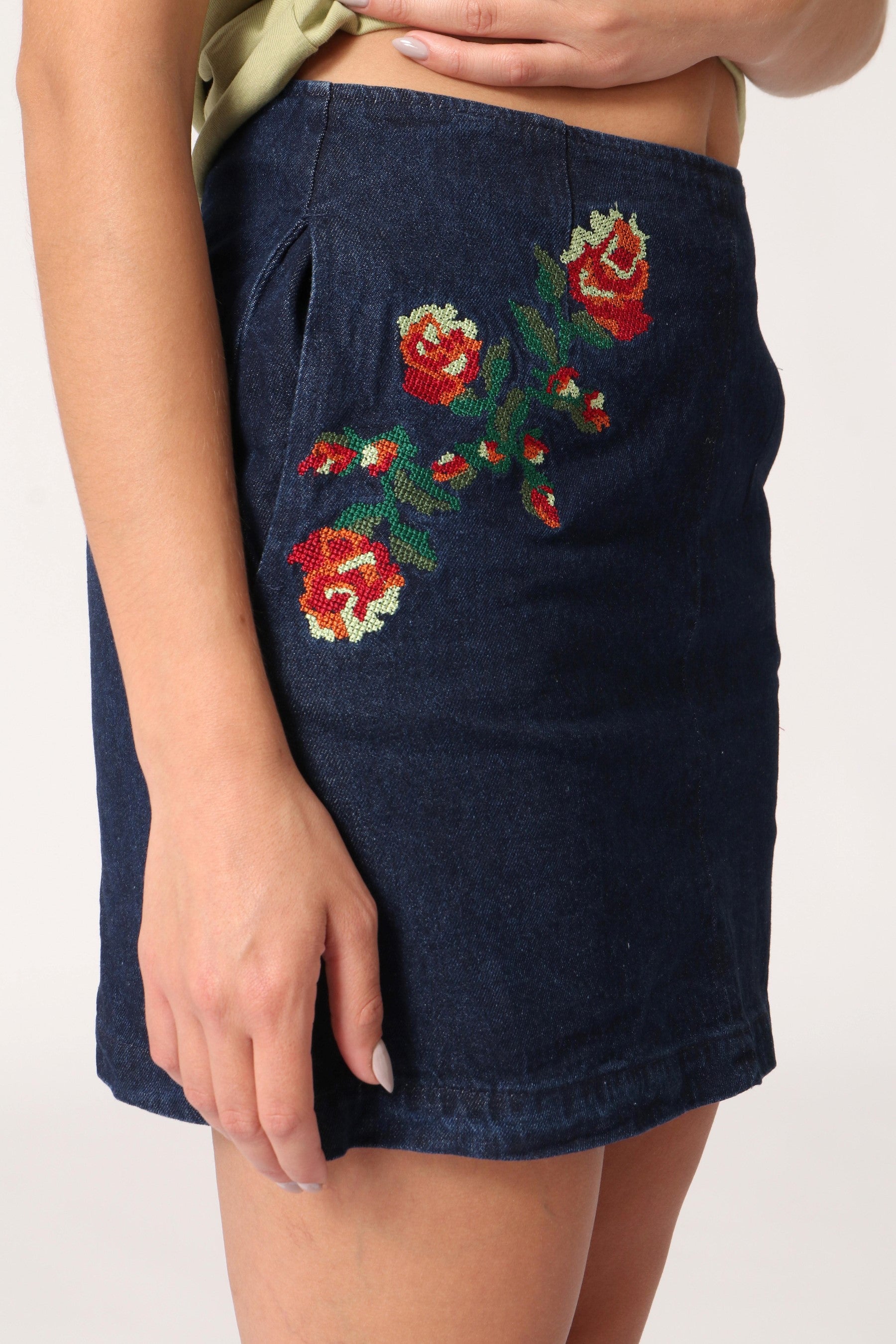 חצאית רקמת ורדים