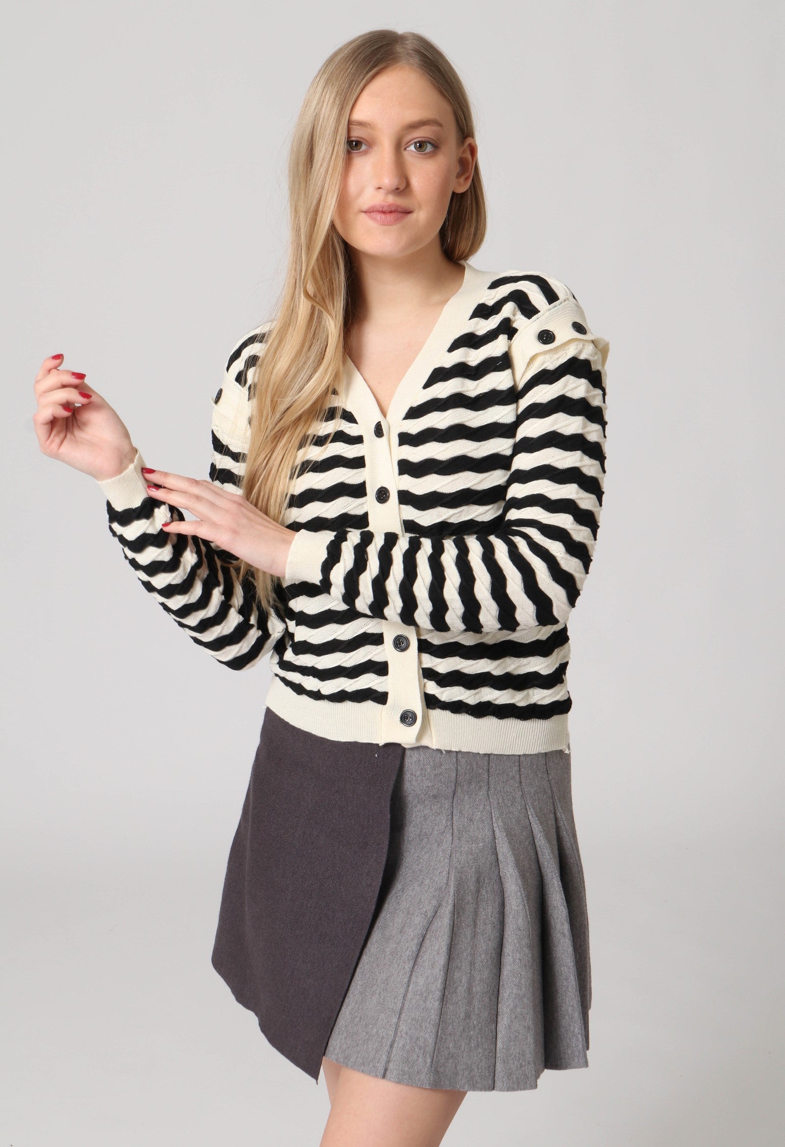 קרדיגן פסים שחורים וכתפיים