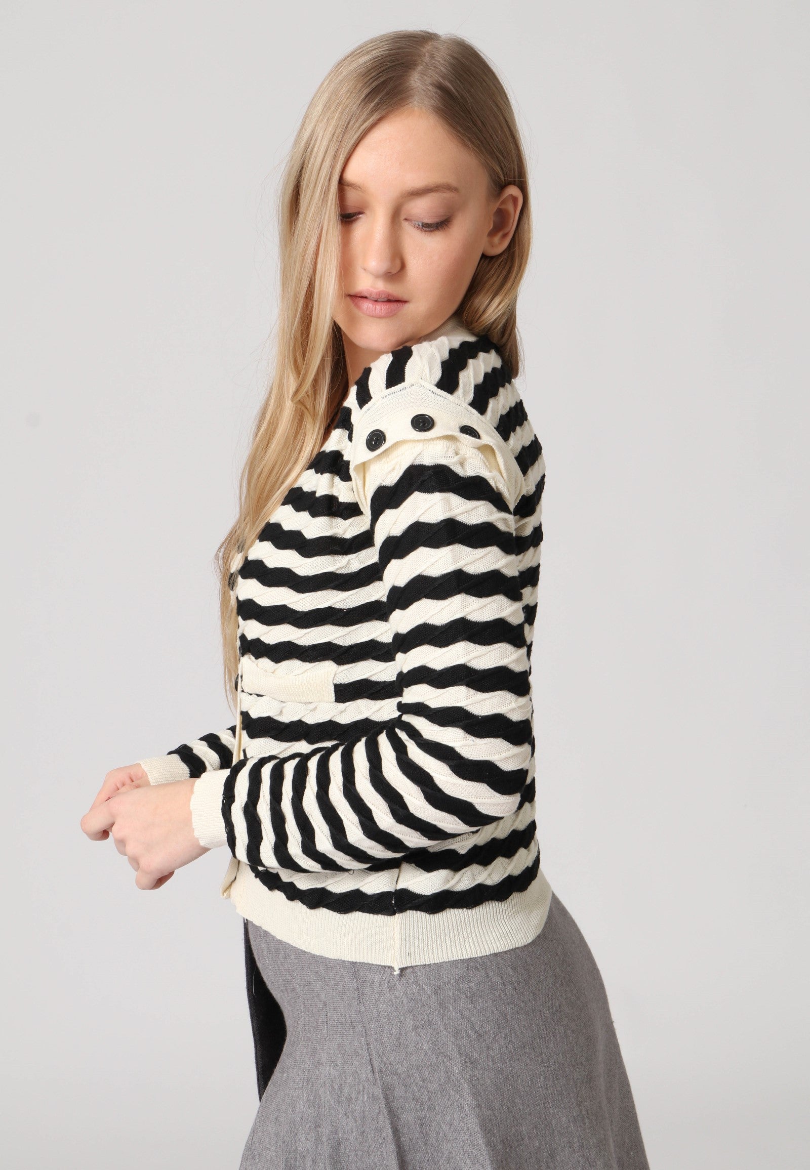 קרדיגן פסים שחורים וכתפיים