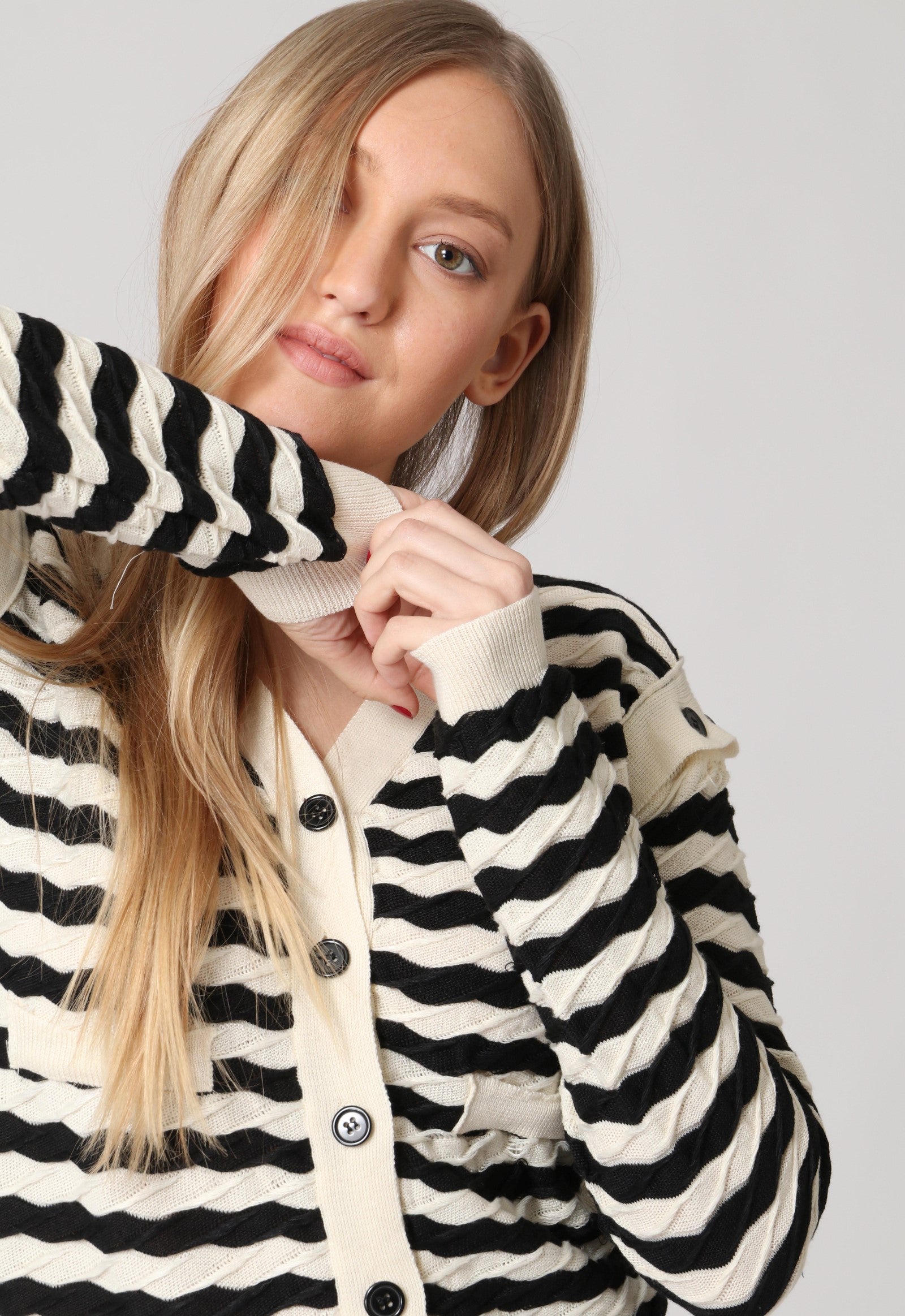 קרדיגן פסים שחורים וכתפיים