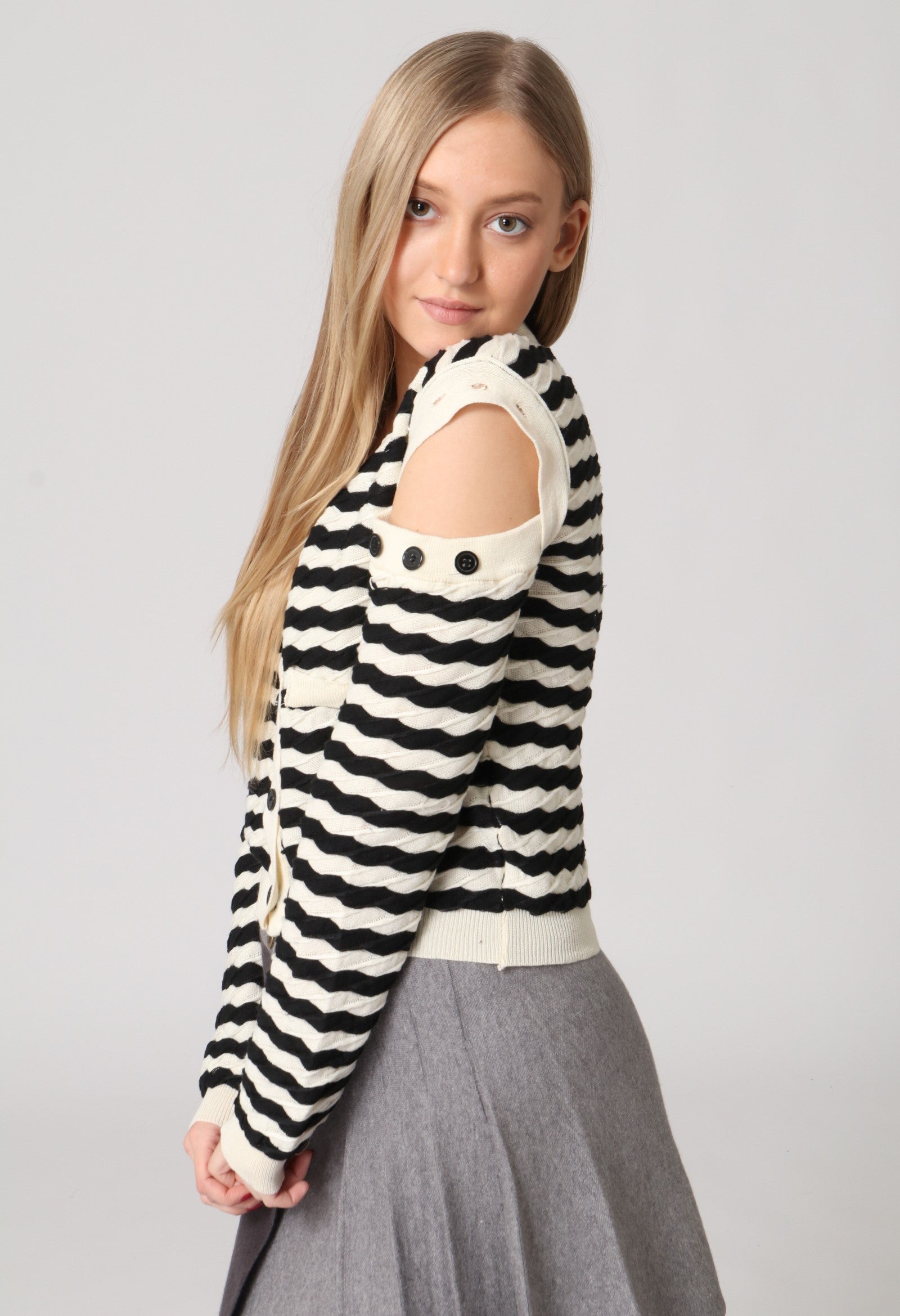 קרדיגן פסים שחורים וכתפיים