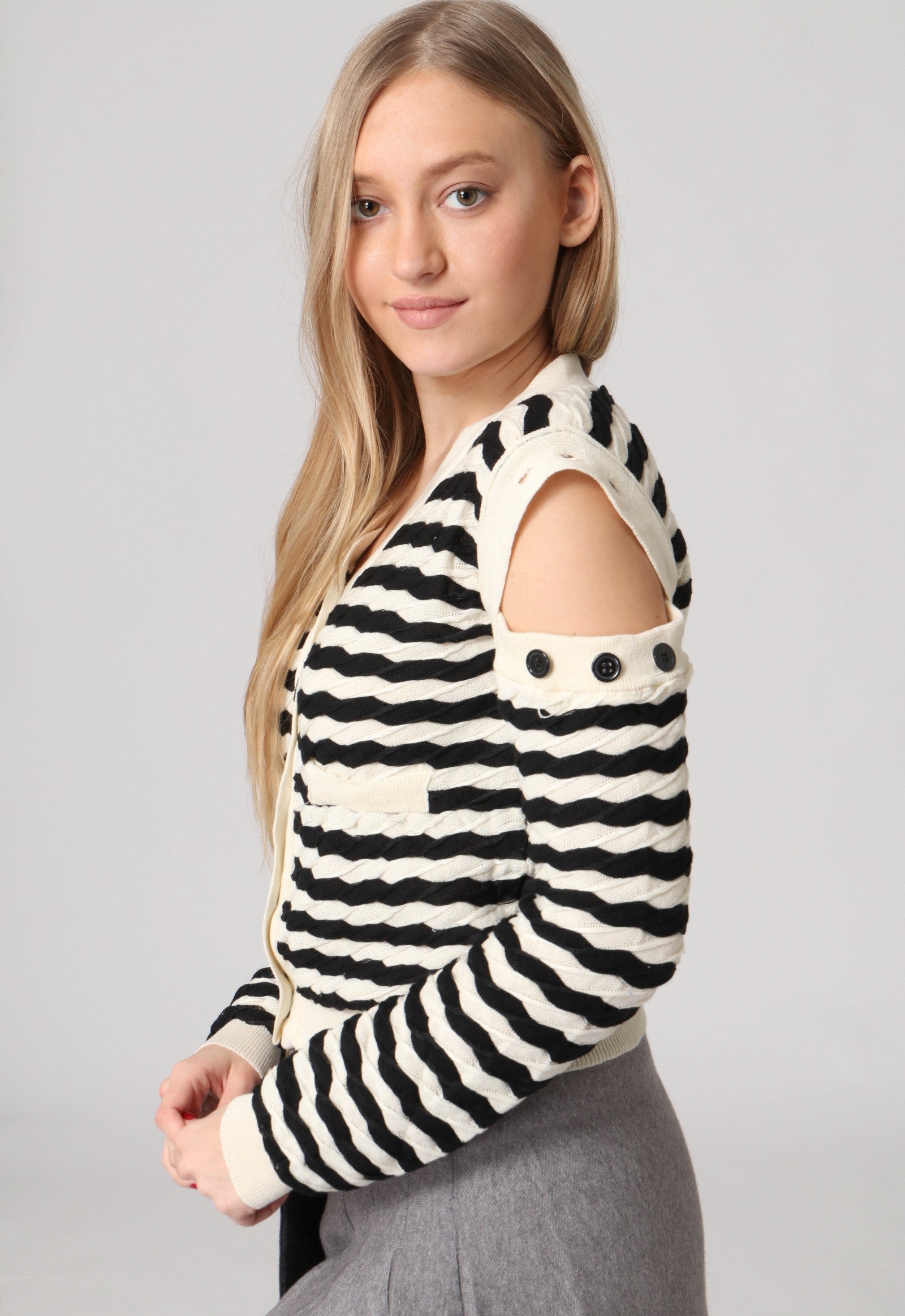 קרדיגן פסים שחורים וכתפיים