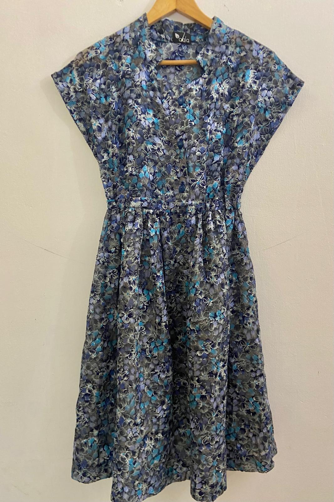 שמלת וינטג' פרחונית בגווני כחול