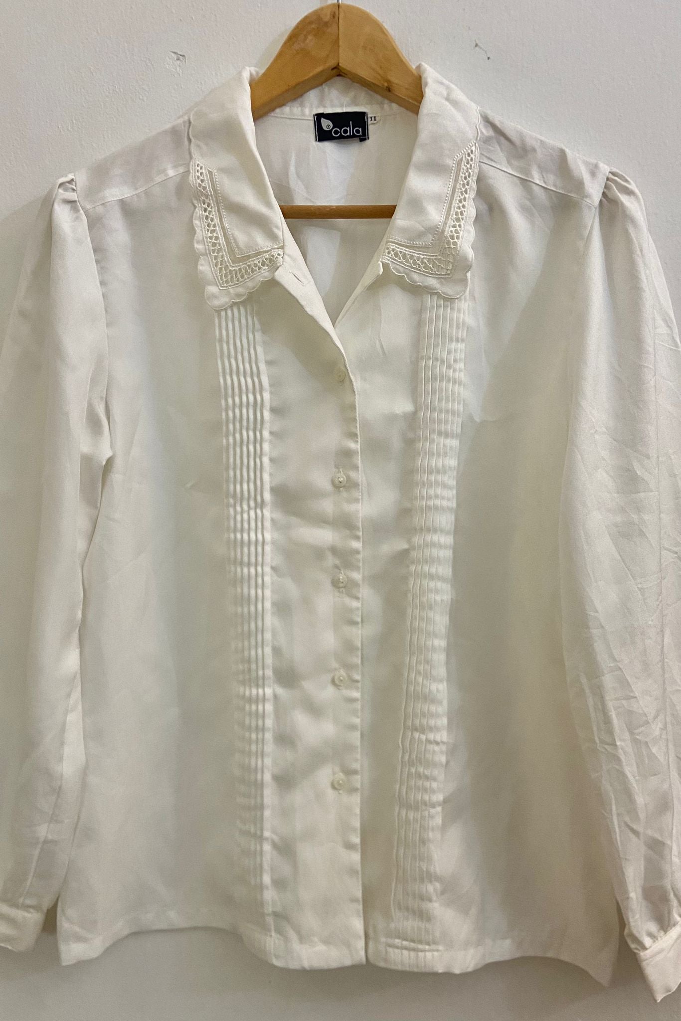 חולצת וינטג' לבנה עם רקמה