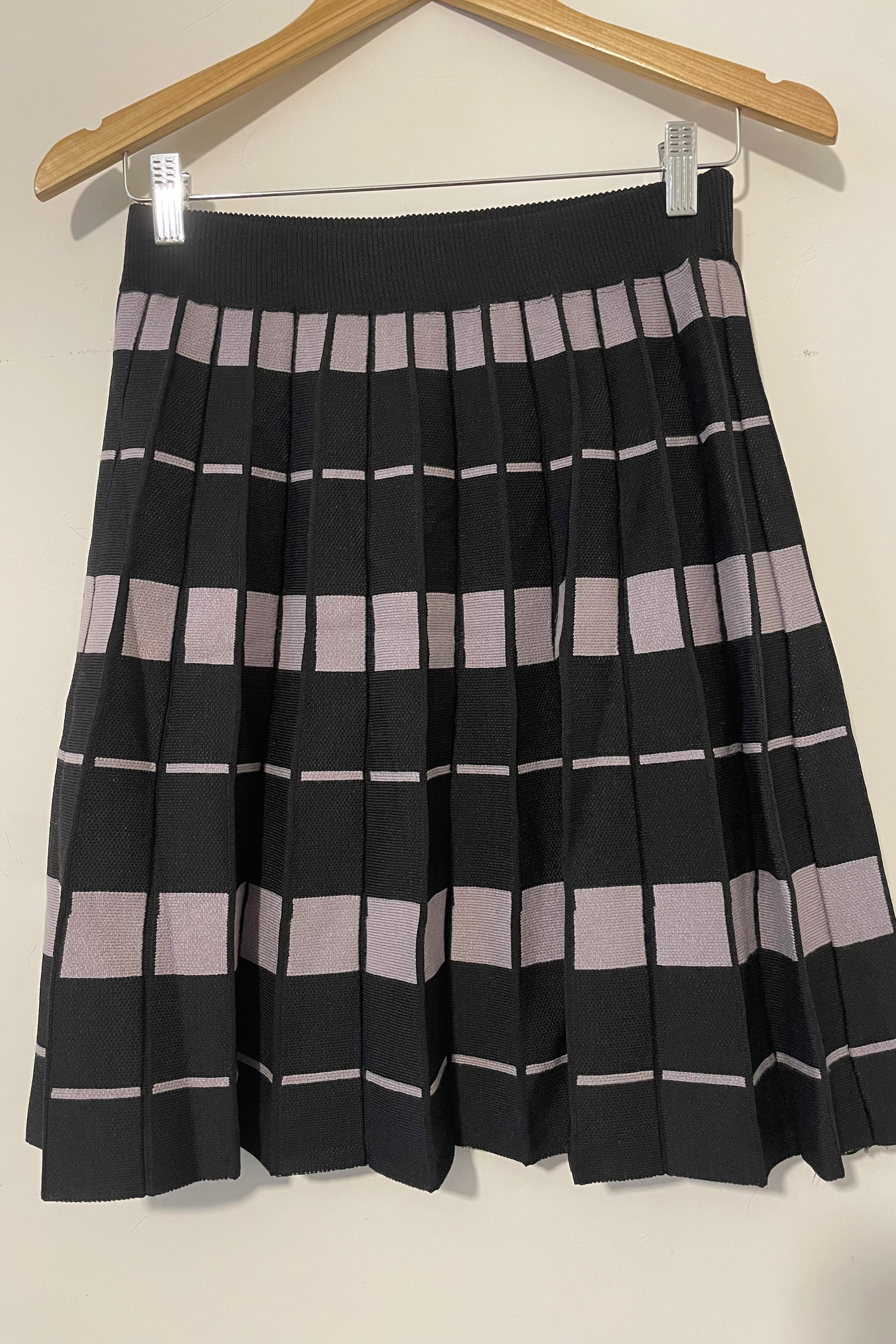 חצאית פליסה ושיבוץ