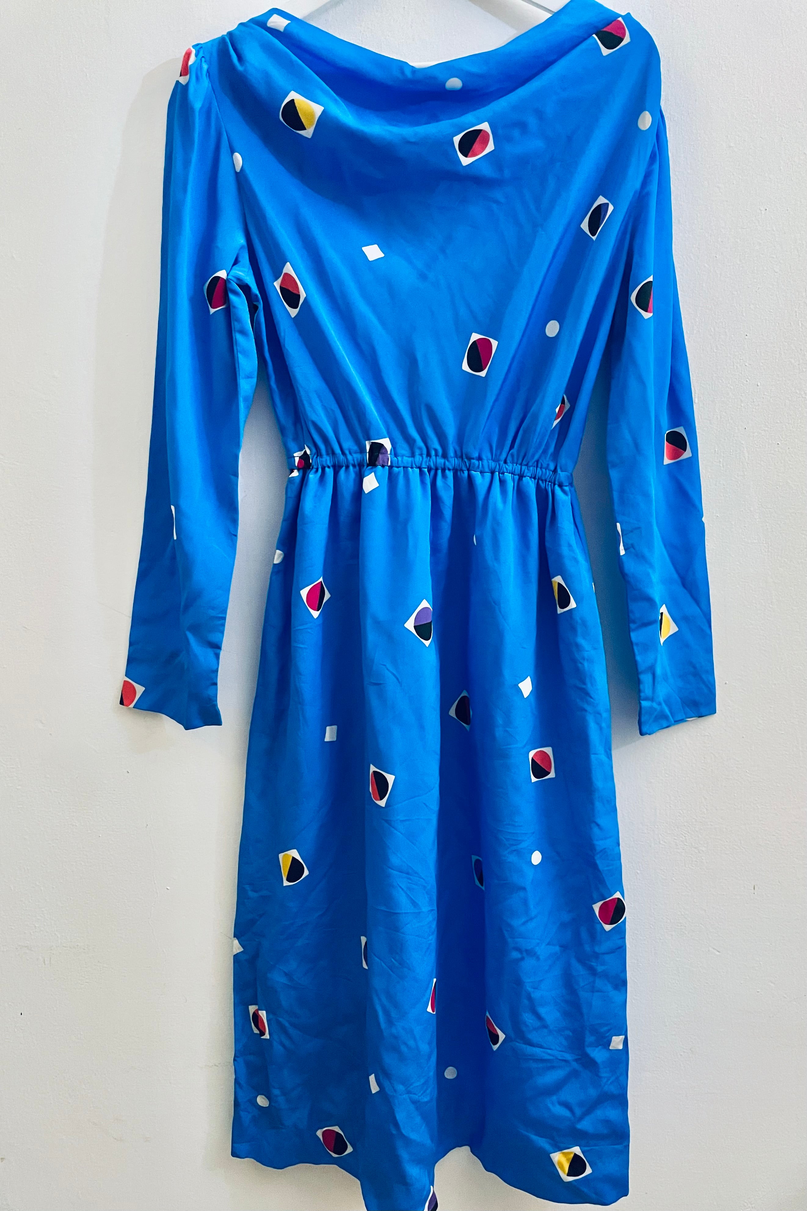 שמלת וינטג׳ תכולה.