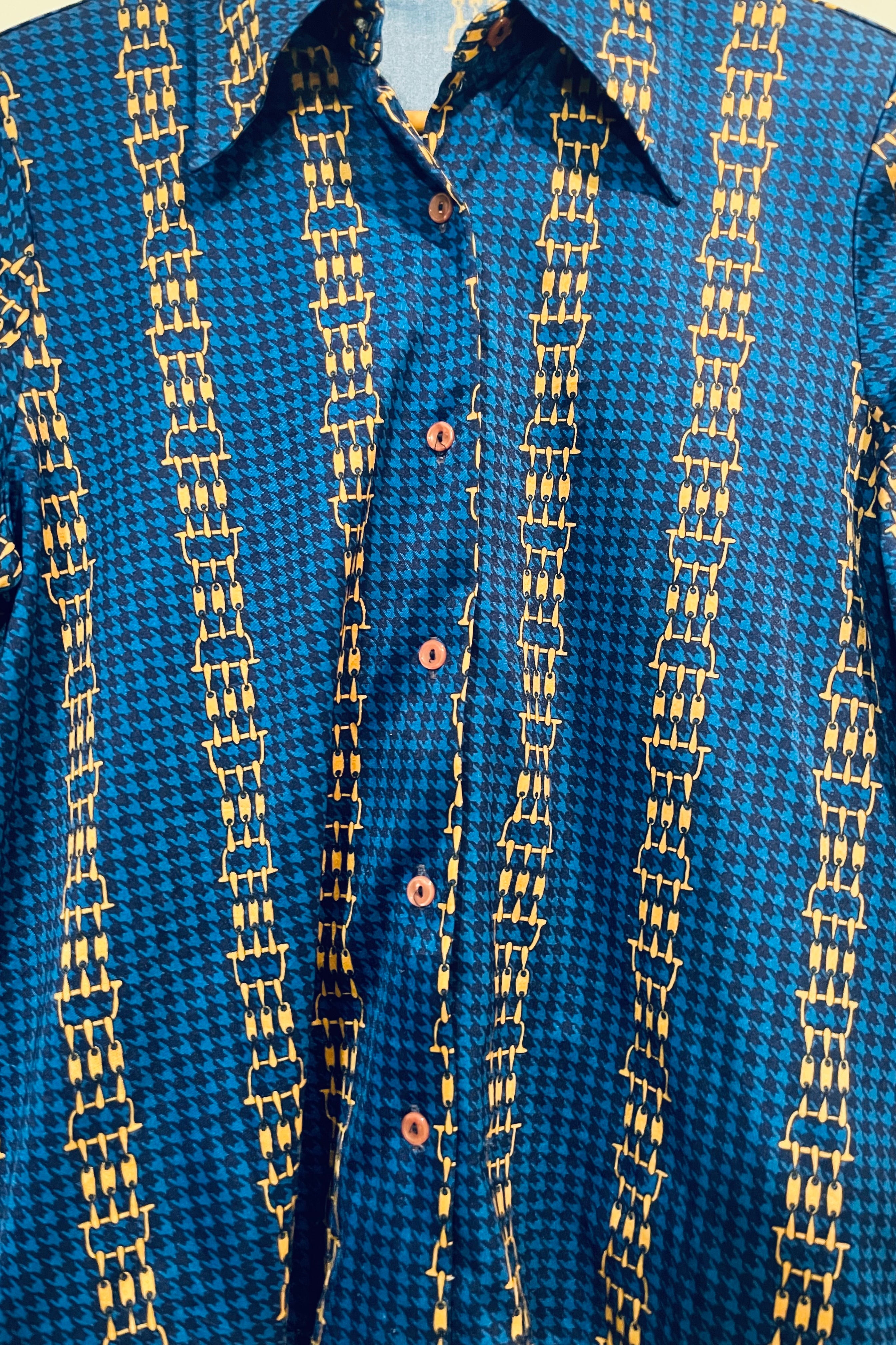 חולצת וינטג׳ חגורות