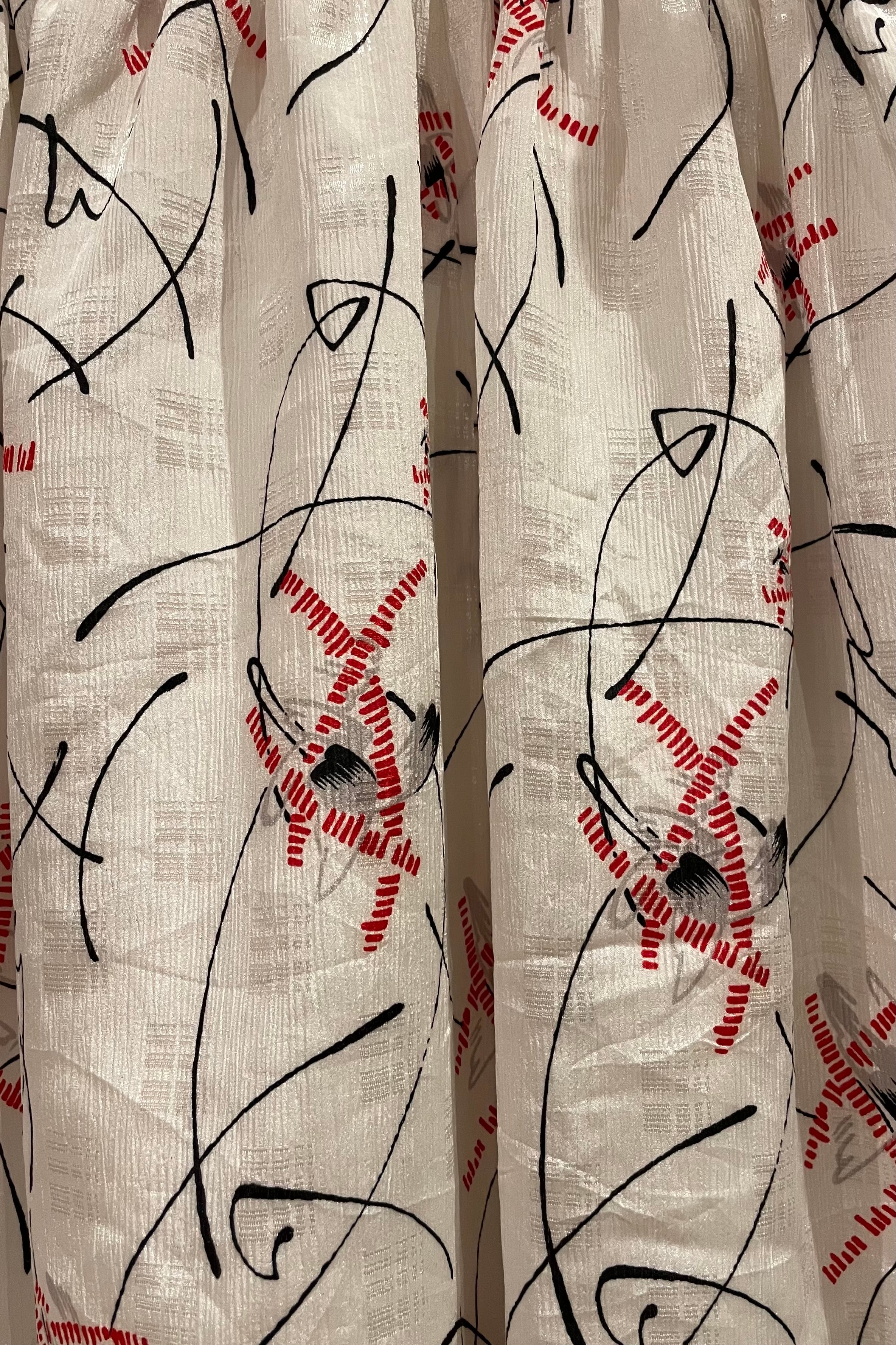 שמלת וינטג׳ פסים אדומים.