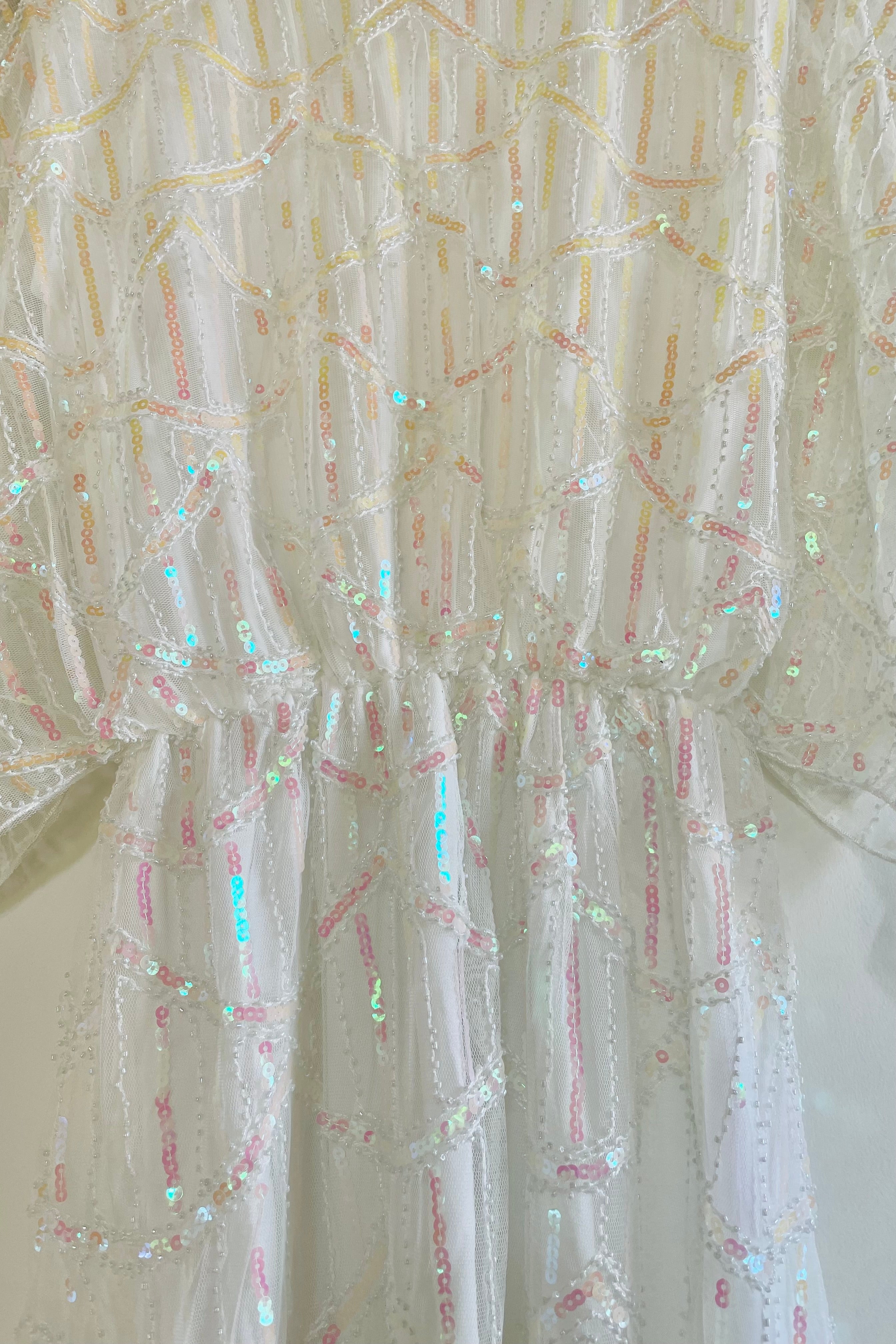 שמלת פאייטים לבנים