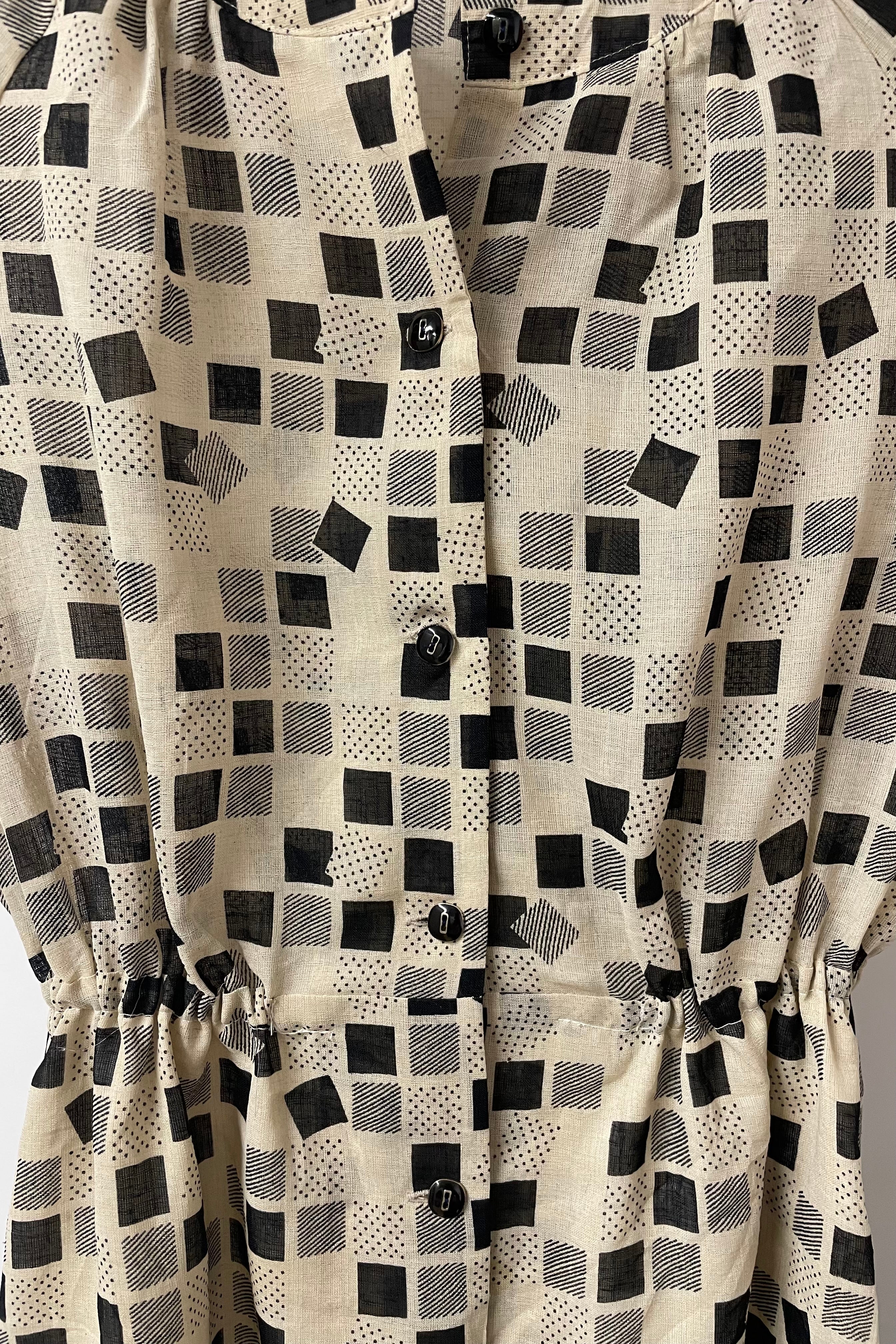 שמלת וינטג׳ קוביות שחורות