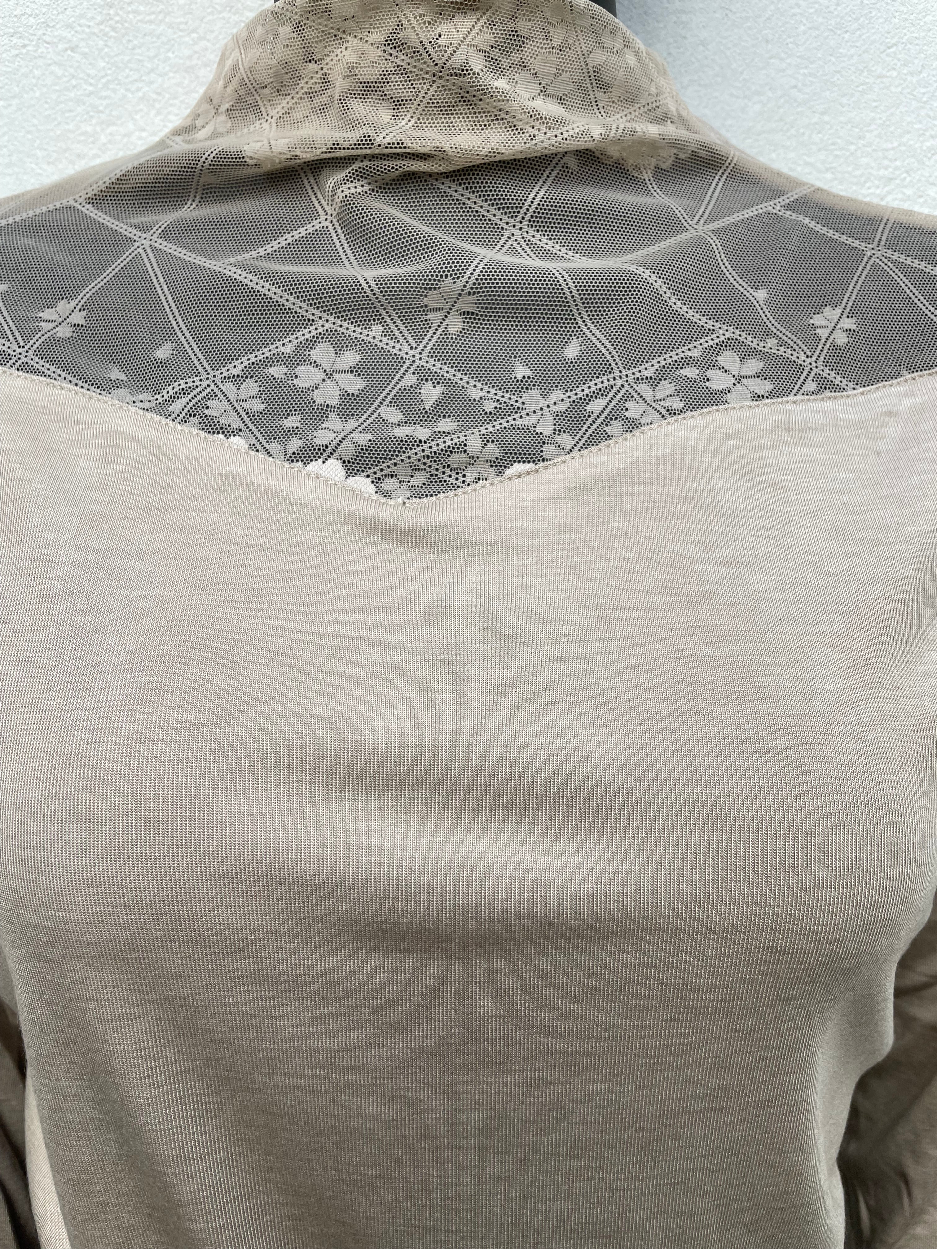 חולצה רומנטית בז'