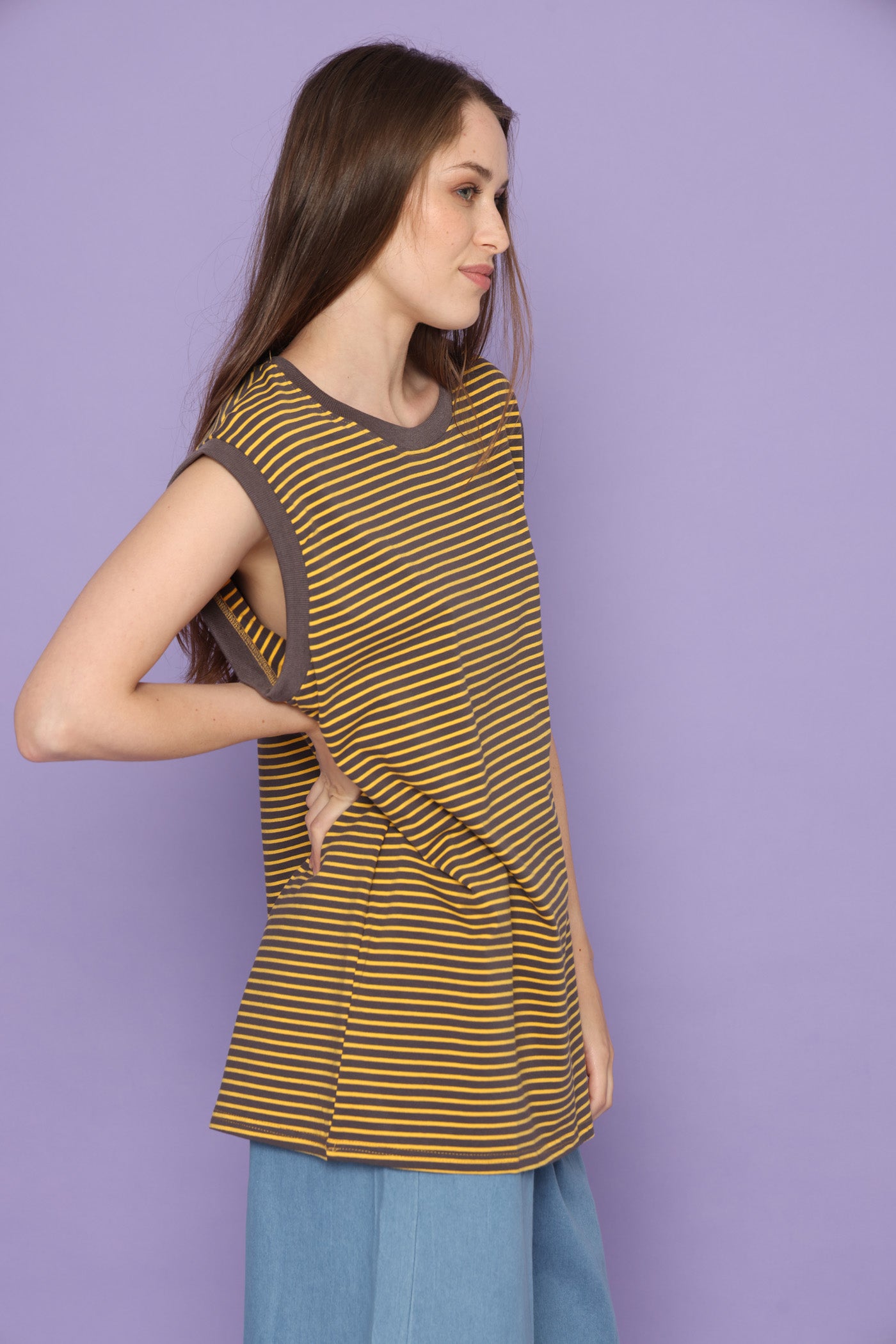 גופיית פסים דקיקים