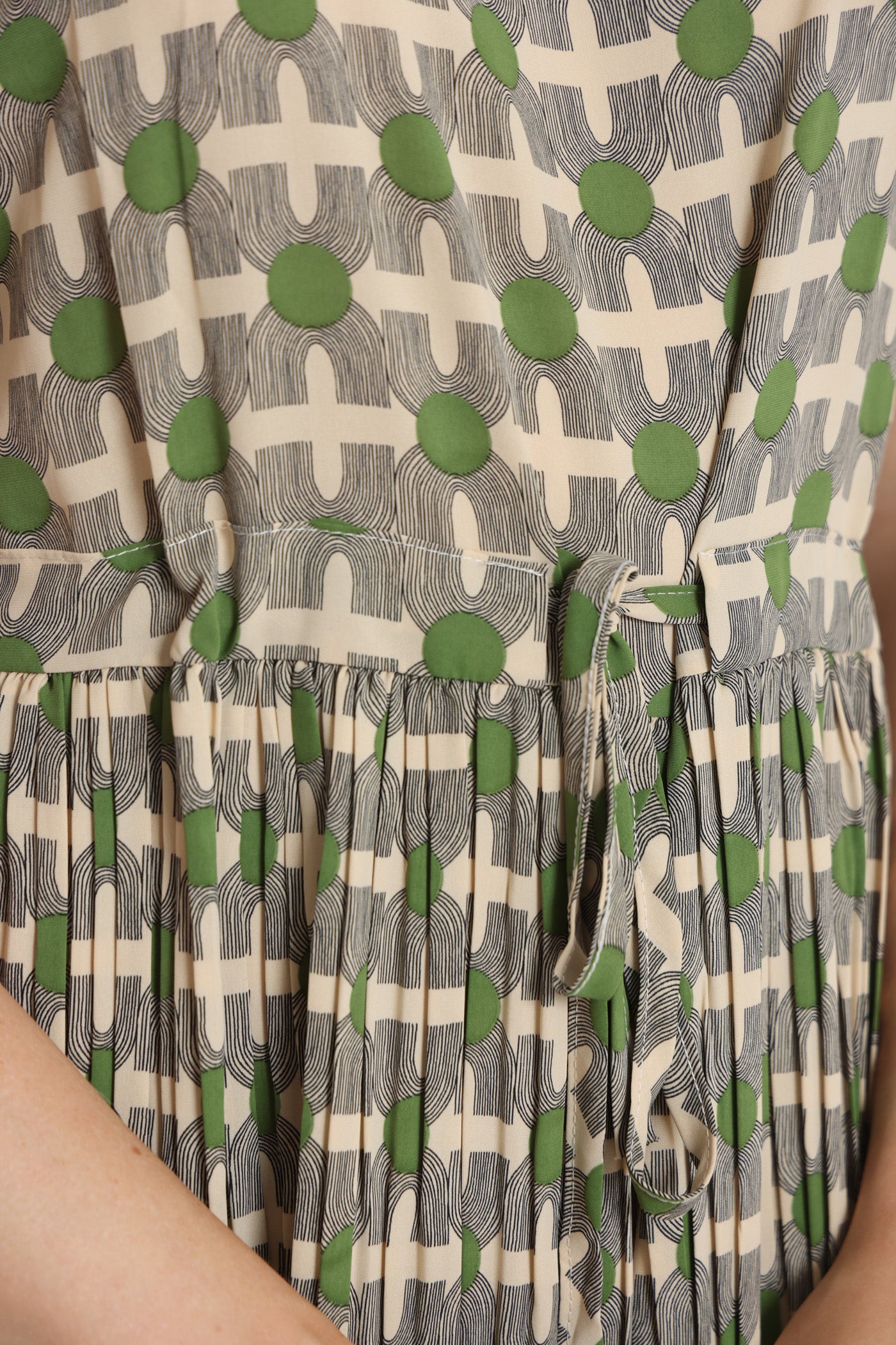 שמלת כדורים ירוקים