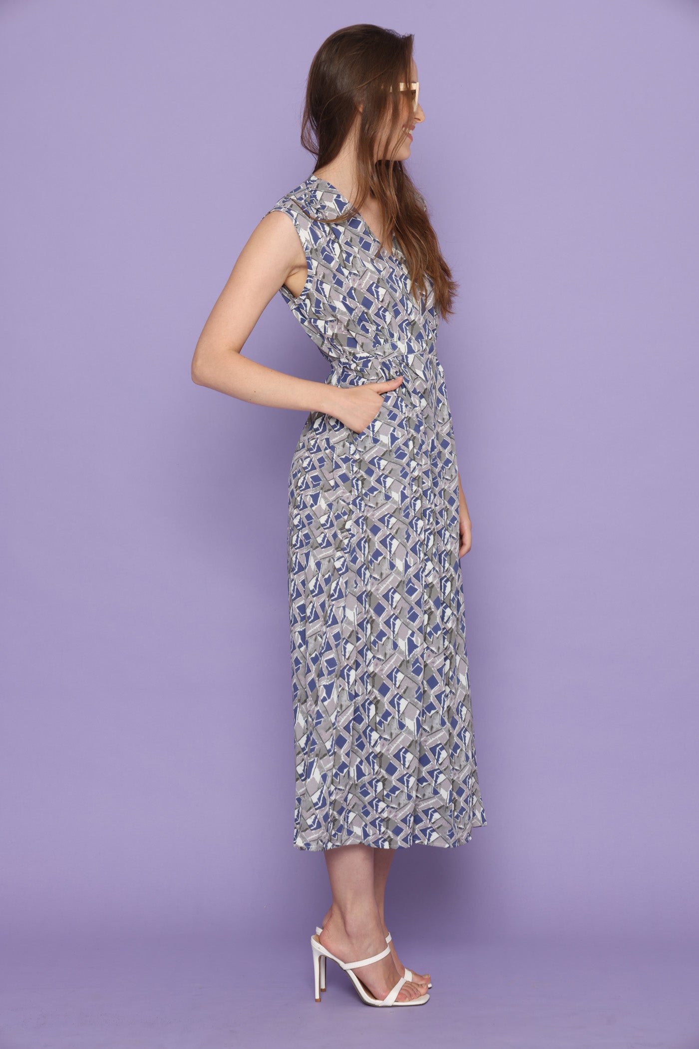 שמלת מעויינים פזורים