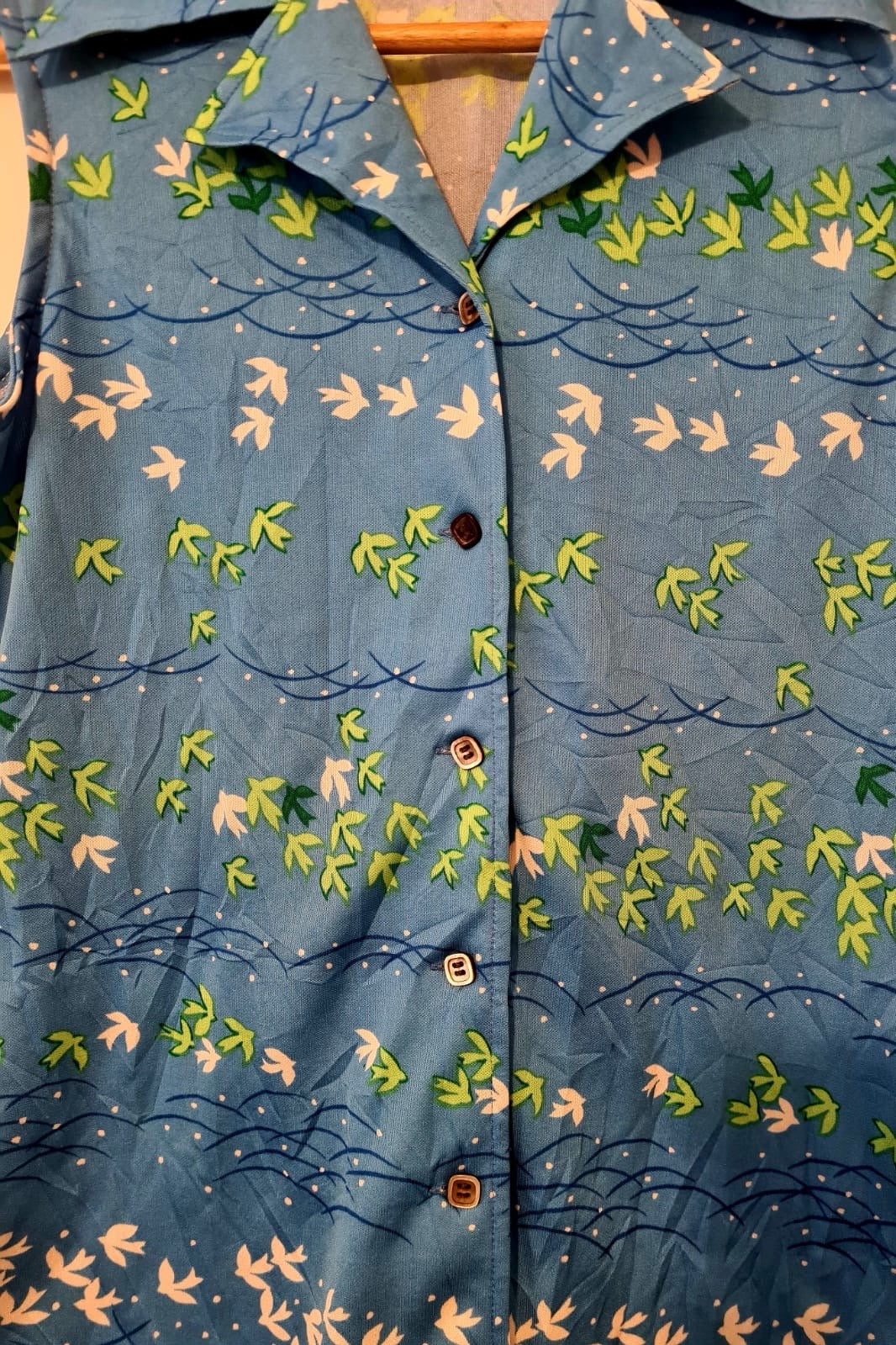 חולצת וינטג' ללא שרוול ציפורים על כחול אלסטית