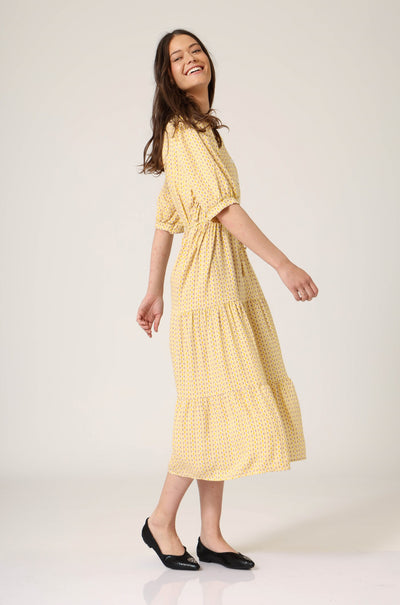 שמלת מעוגלים על צהוב קיץ 2023